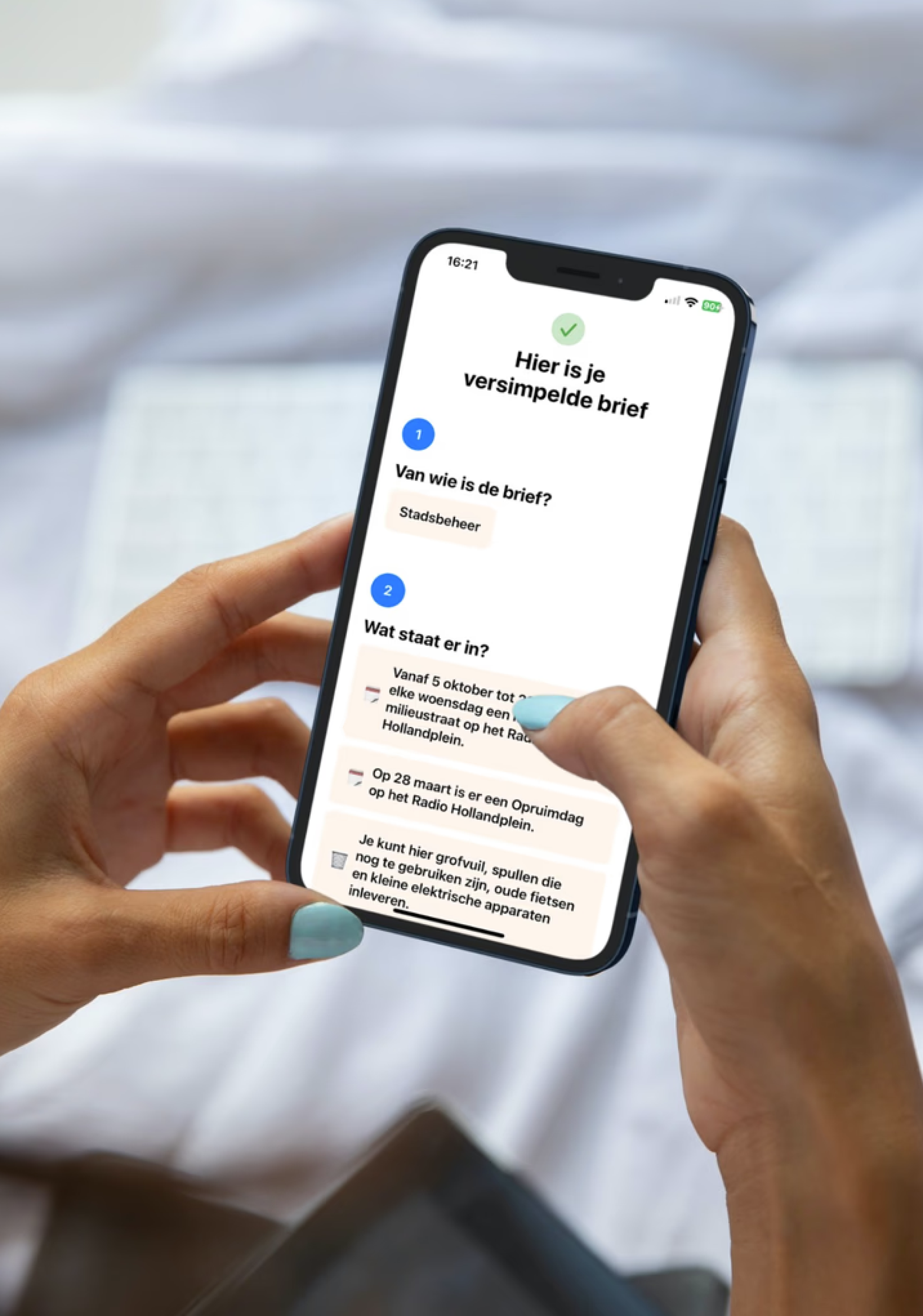 Persoon houdt smartphone vast met een gezondheidsapp op het scherm.