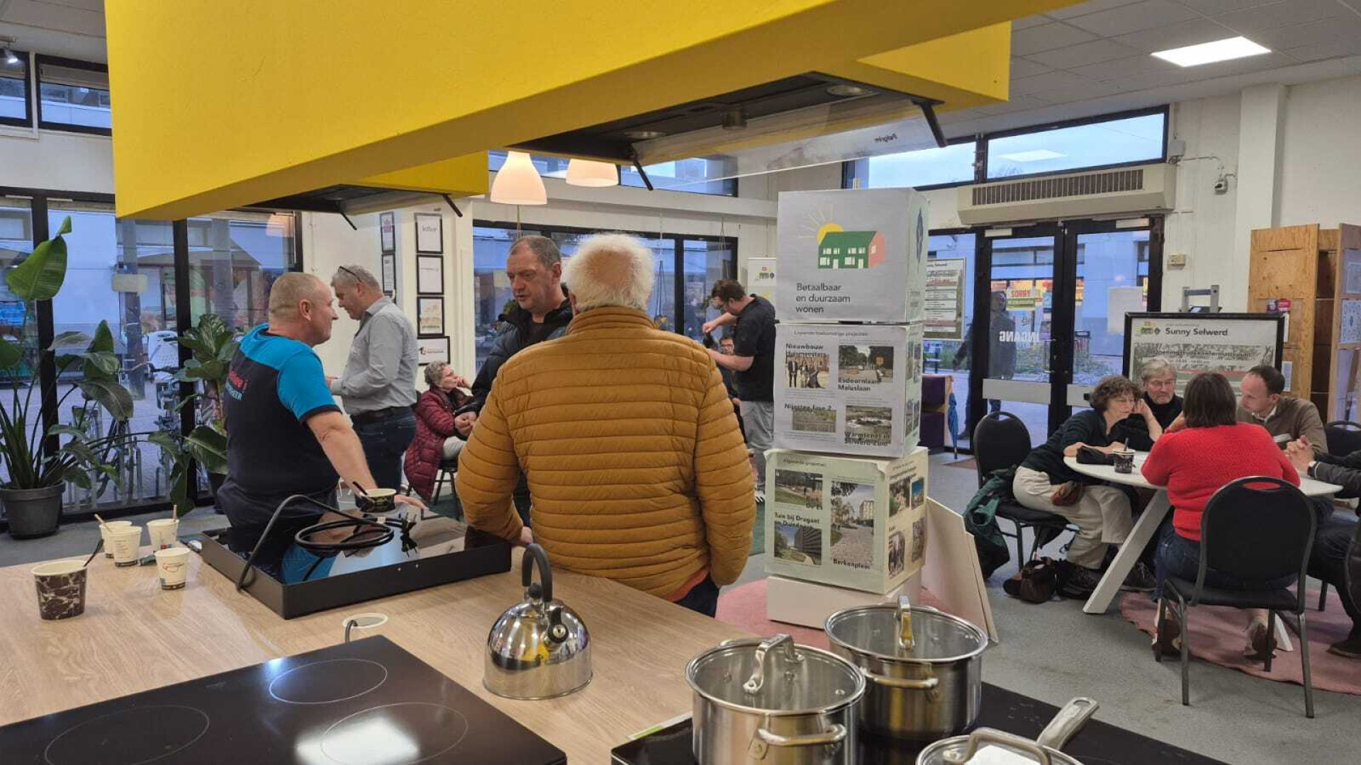 Mensen socialiseren in een gemeenschappelijke ruimte.